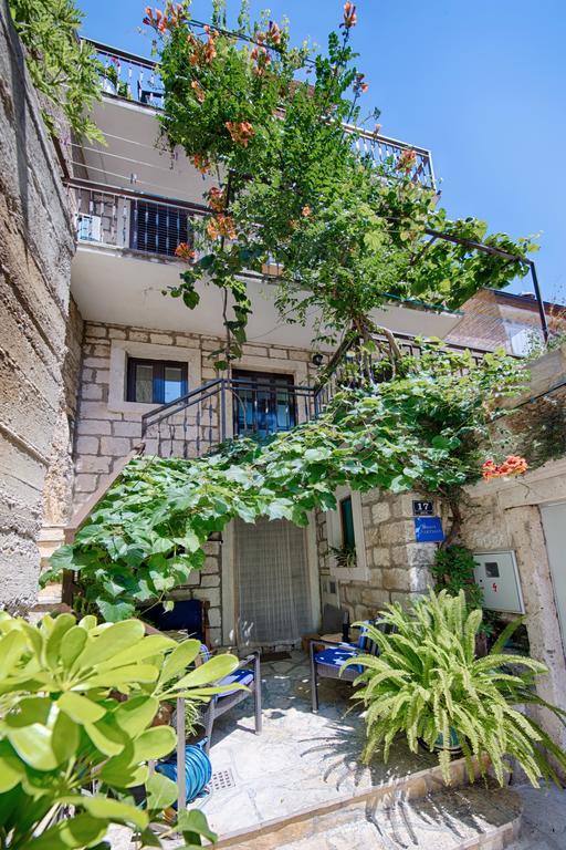 Apartments Villa Anka Komiža Екстериор снимка